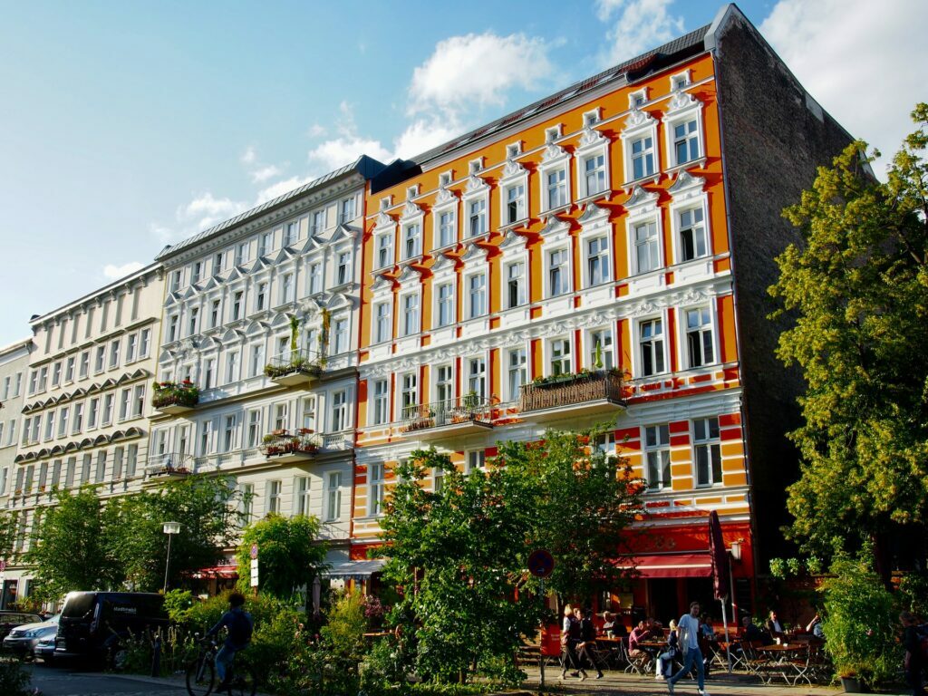 Mehrfamilienhaus mit Orange-Roter Hausfassade